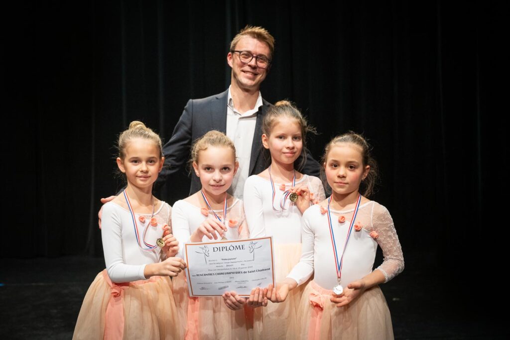 Académie de ballet Vladimir Ippolitov Médaille d'argent à Saint-Chamond aux Rencontres Chorégraphiques 2025. Polka Joyeux. 