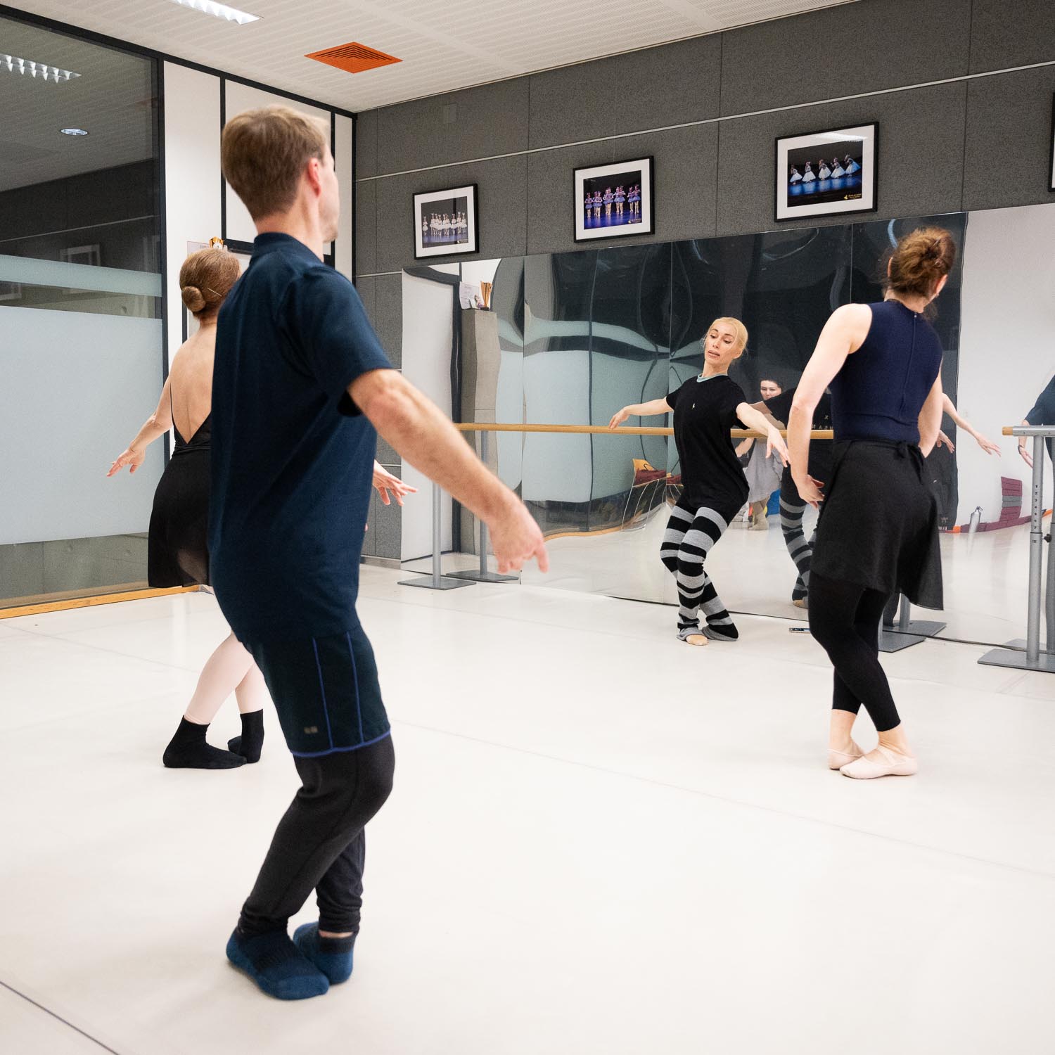 Erwachsene beim Balletttraining während einer Lektion der Ballet Academy.